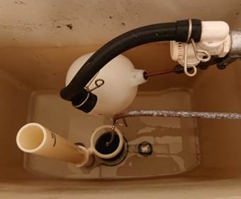 トイレ漏水修繕 – オーバーフロー管取替工事